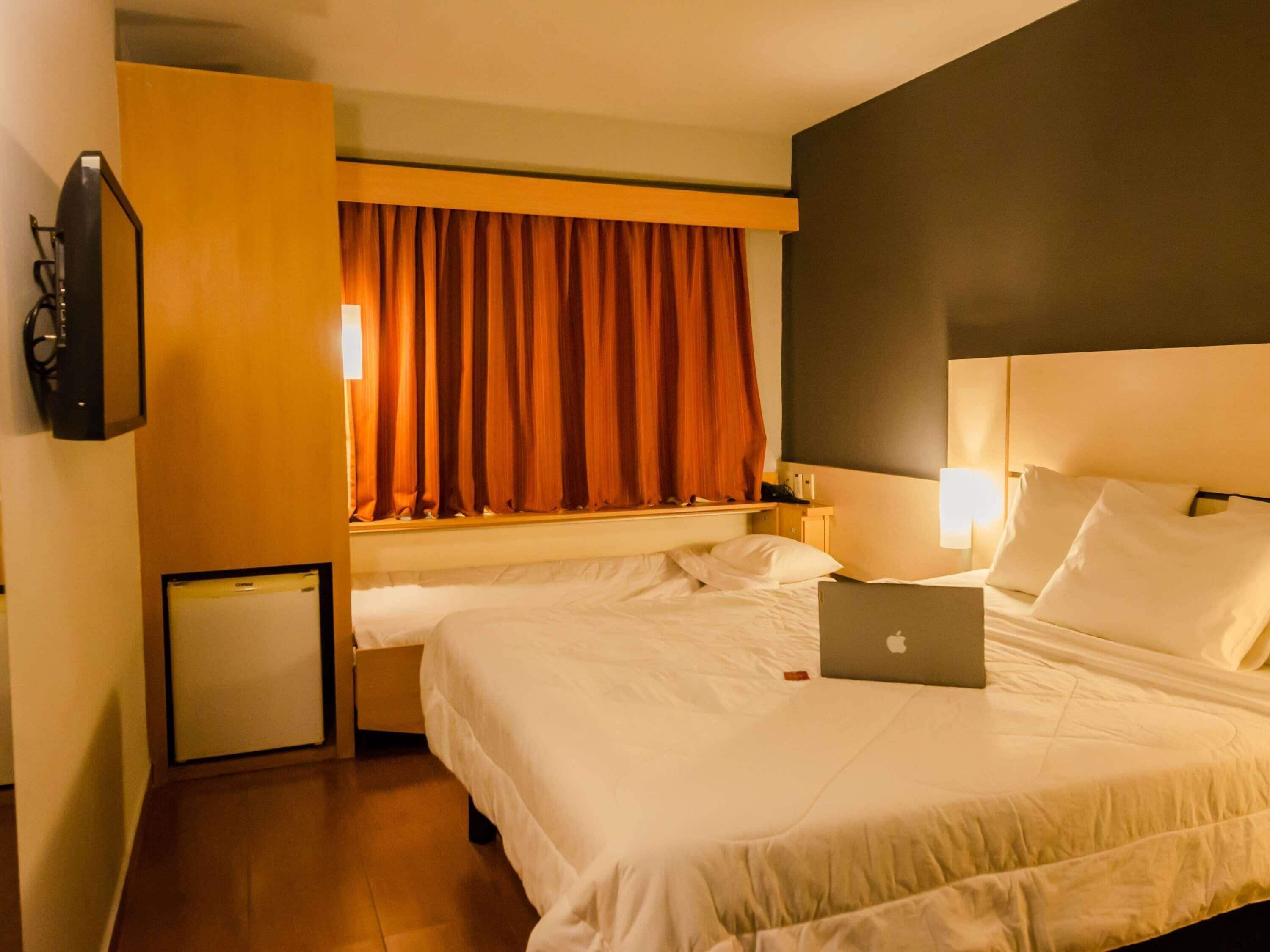 Klassieke kamer, 2 eenpersoonsbedden | Een minibar, een kluis op de kamer, een bureau, geluiddichte muren