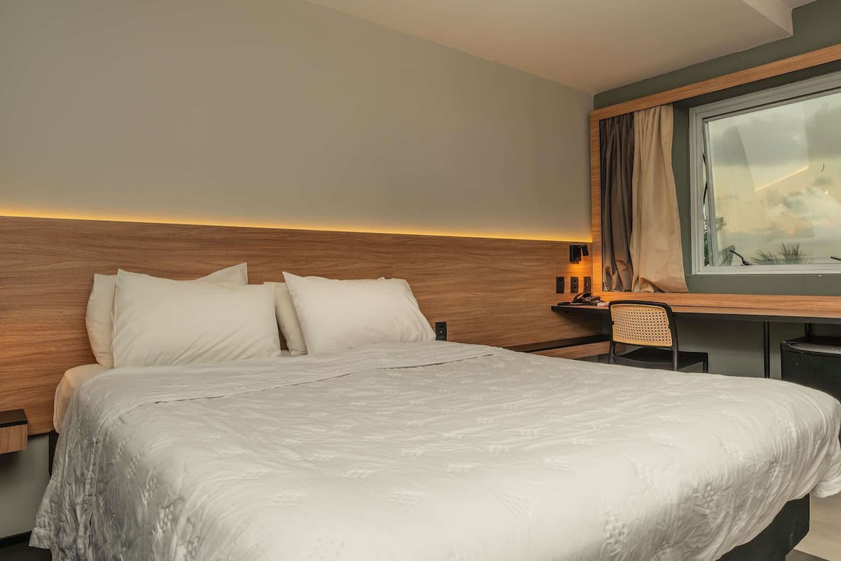 Standard Room, 1 Double Bed | Minibar, in-room safe, desk, soundproofing
