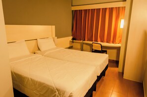 Minibar, bàn, màn/rèm cản sáng, phòng cách âm 