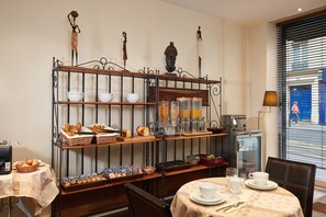 Desayuno buffet diario (EUR 12 por persona)