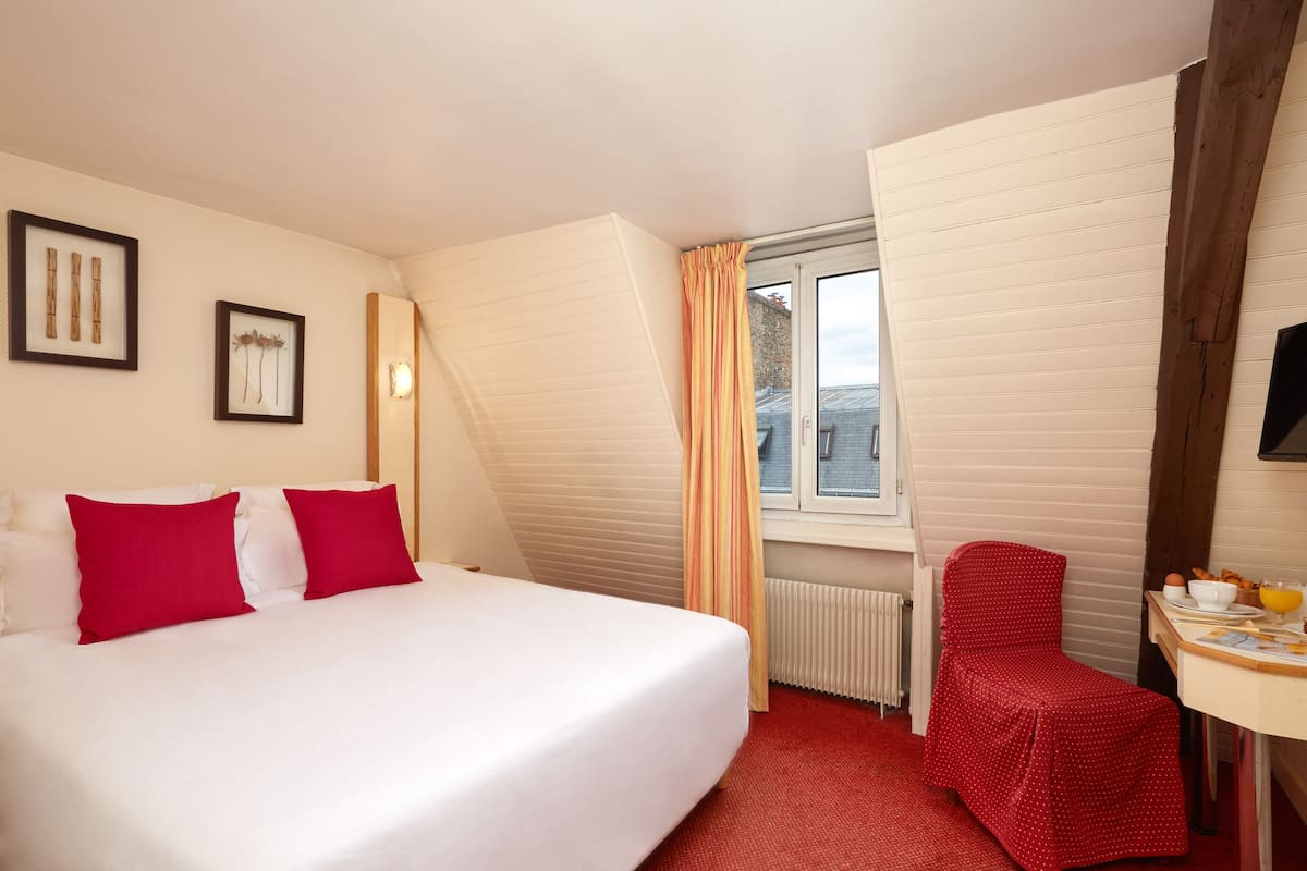 Hypo-allergenic bedding, in-room safe, desk, blackout curtains