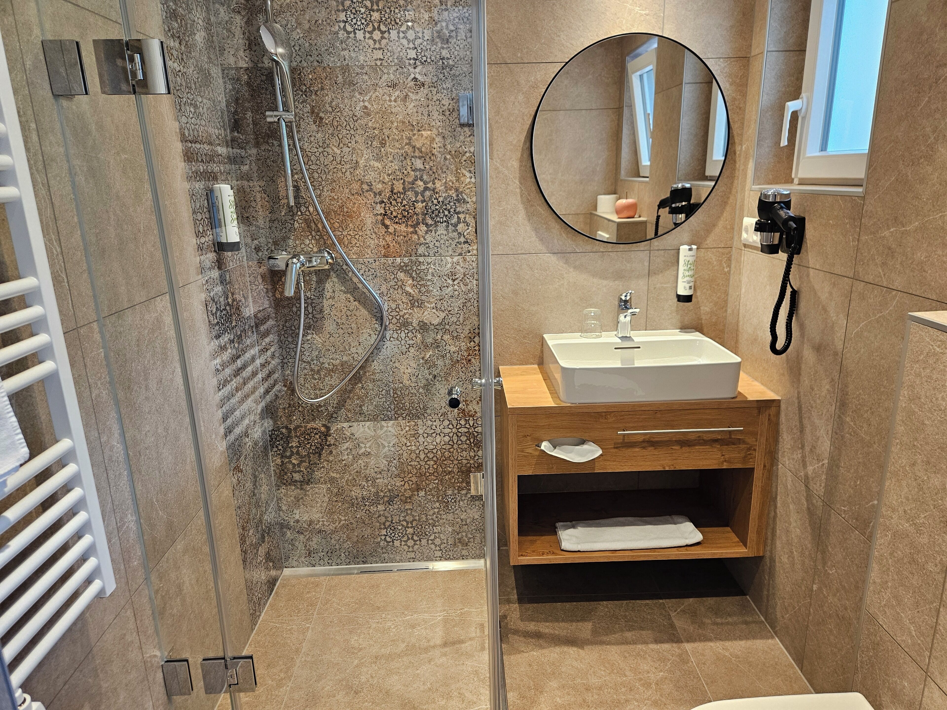 single room (erholungslust) | bathroom | shower, hair dryer, towels