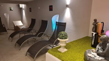 Un sauna, una bañera de hidromasaje, baño turco, 1 sala de tratamiento