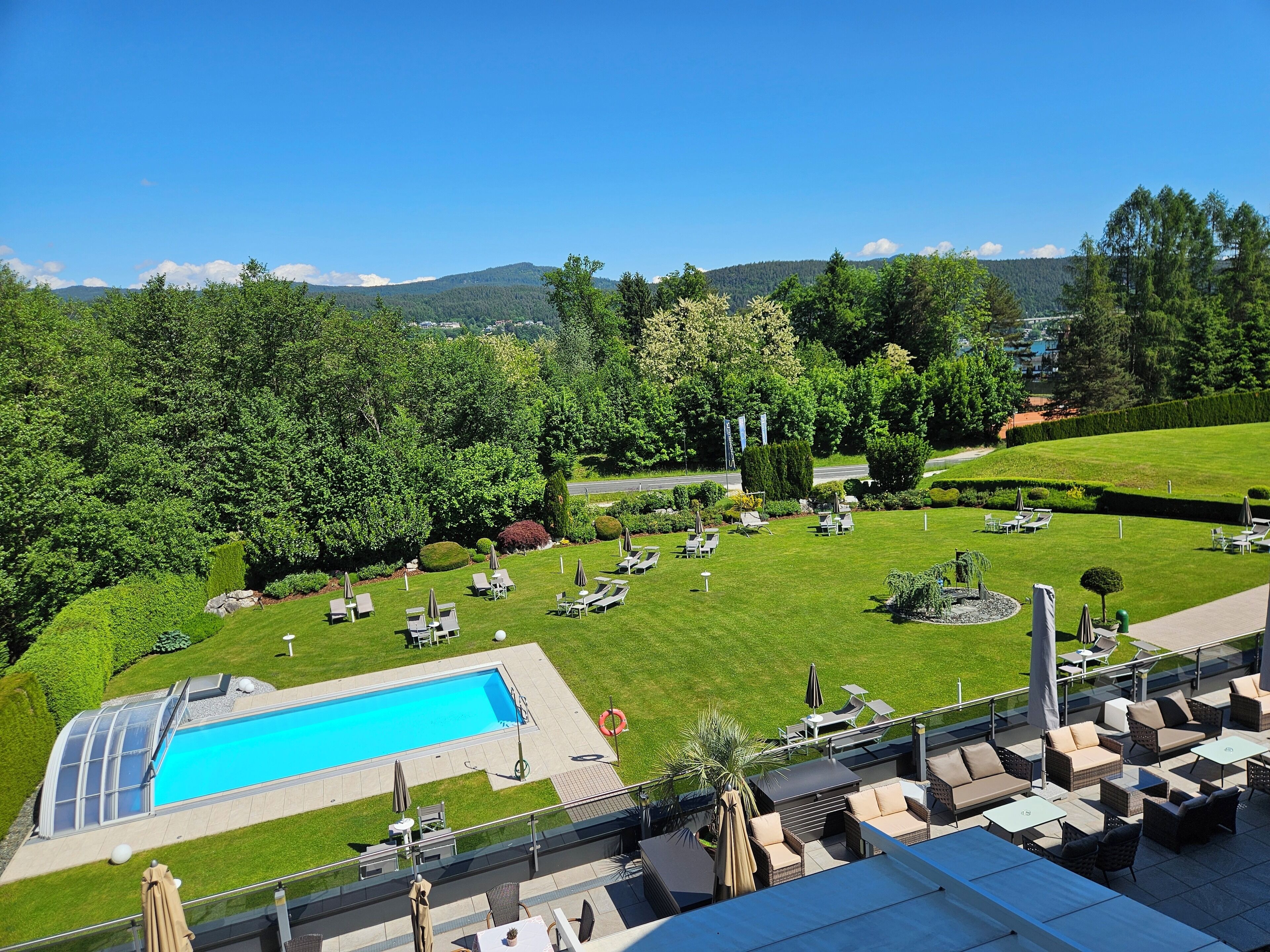 Außenpool (je nach Saison geöffnet), Sonnenschirme, Liegestühle