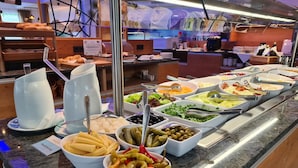 A buffet with various food items and a coffee station. - Dei Hotel Schönblick (Velden am Wörther See)