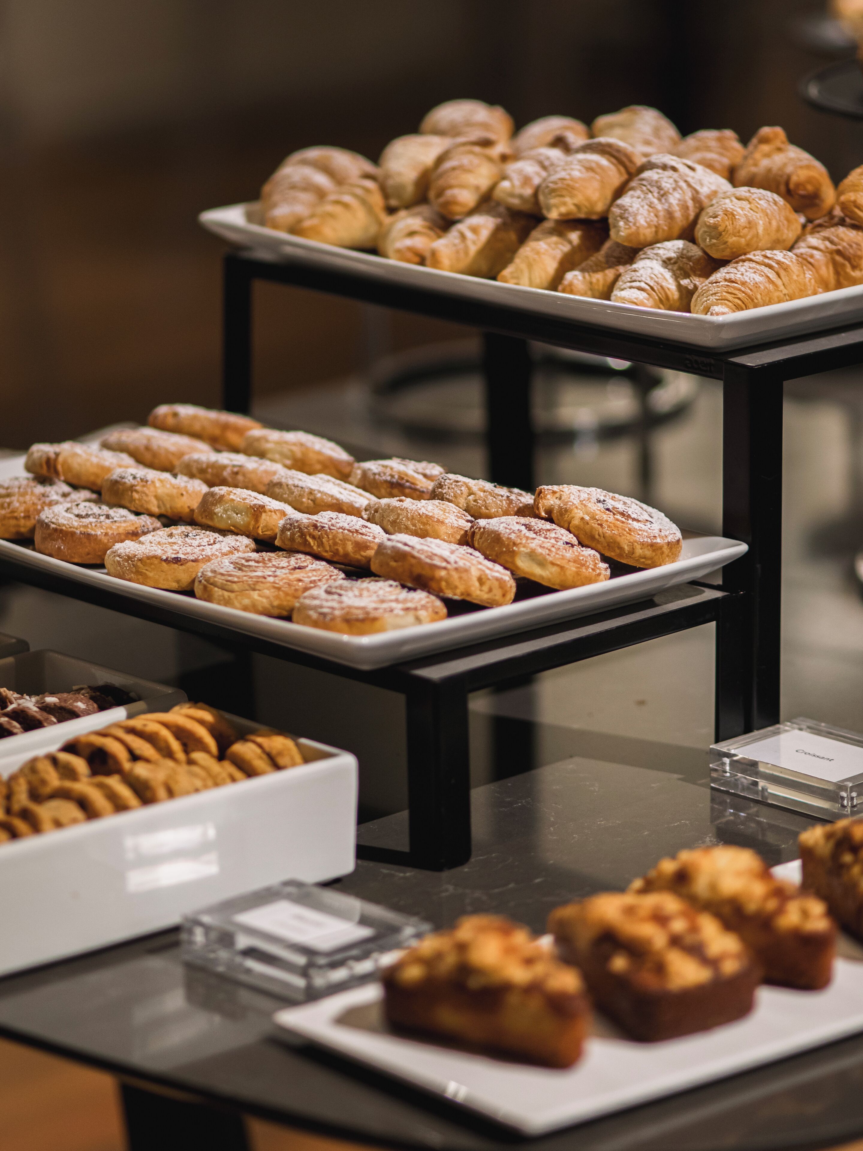 Een buffet met verschillende gebakjes en desserts.