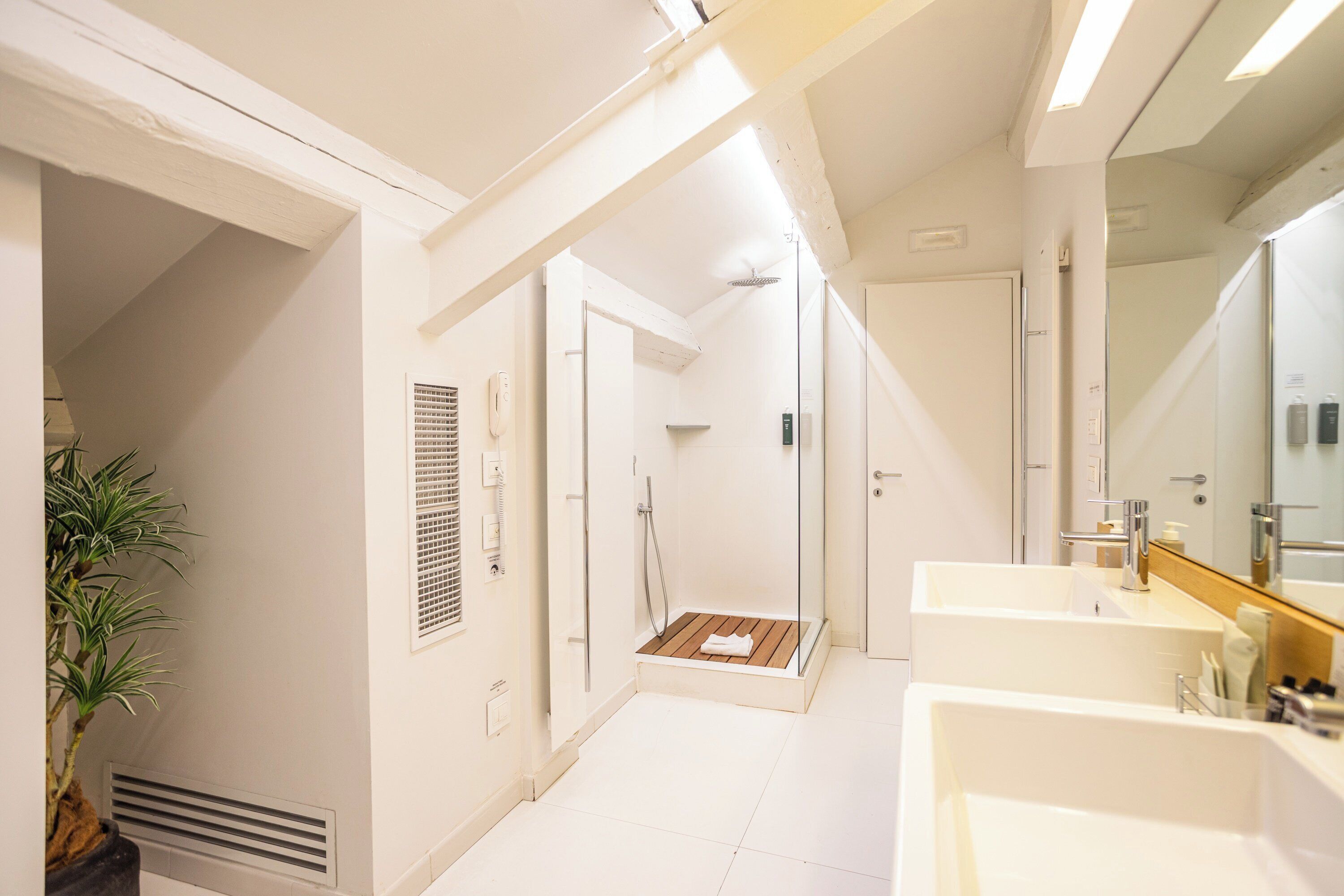 Kostenlose Toilettenartikel, Haartrockner, Hausschuhe, Bidet