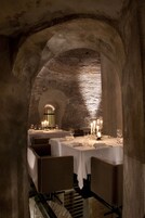 3 nhà hàng, phục vụ bữa sáng, bữa trưa, bữa tối, món Ý 