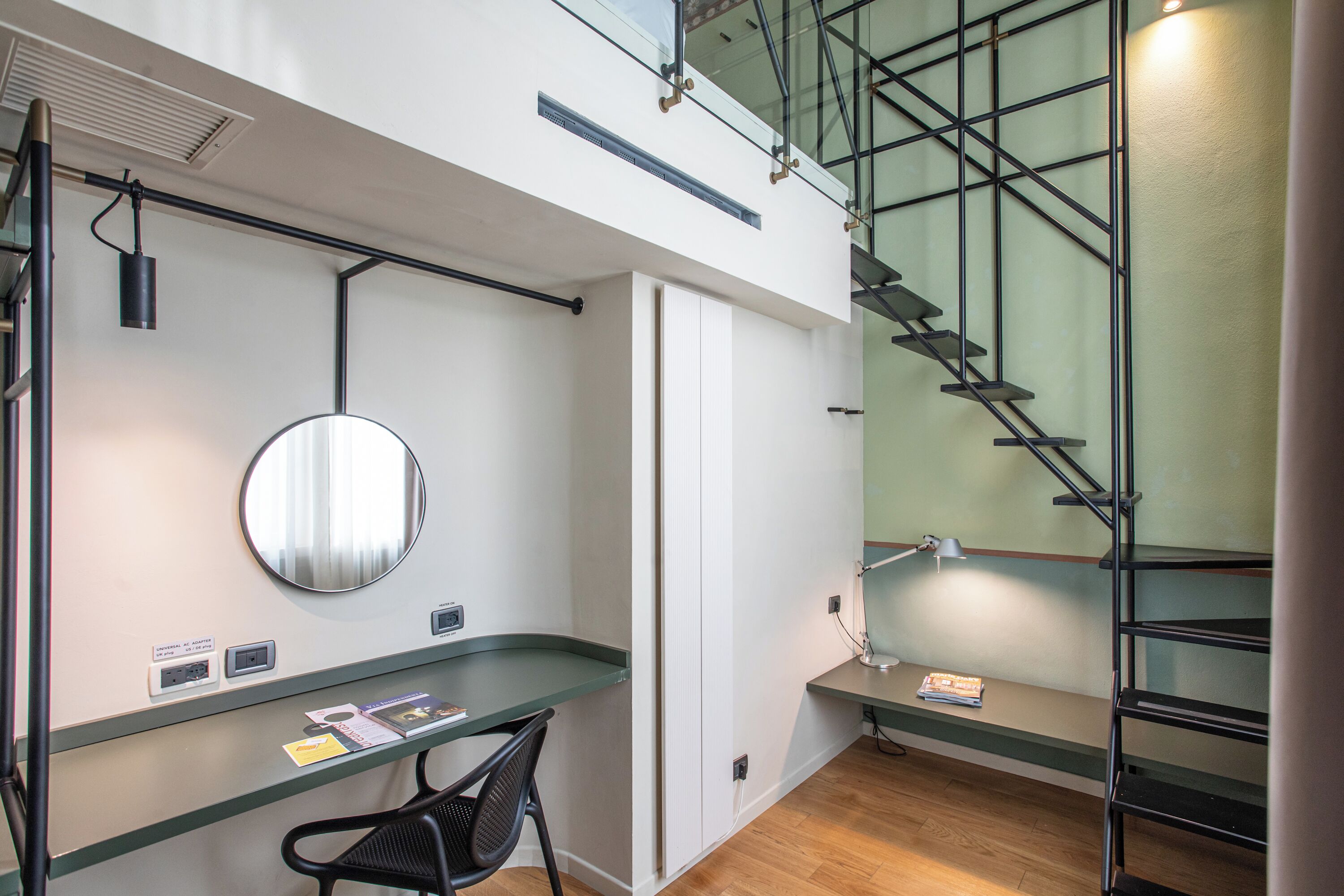 Une chambre moderne équipée d’un bureau, d’une chaise et d’un escalier.