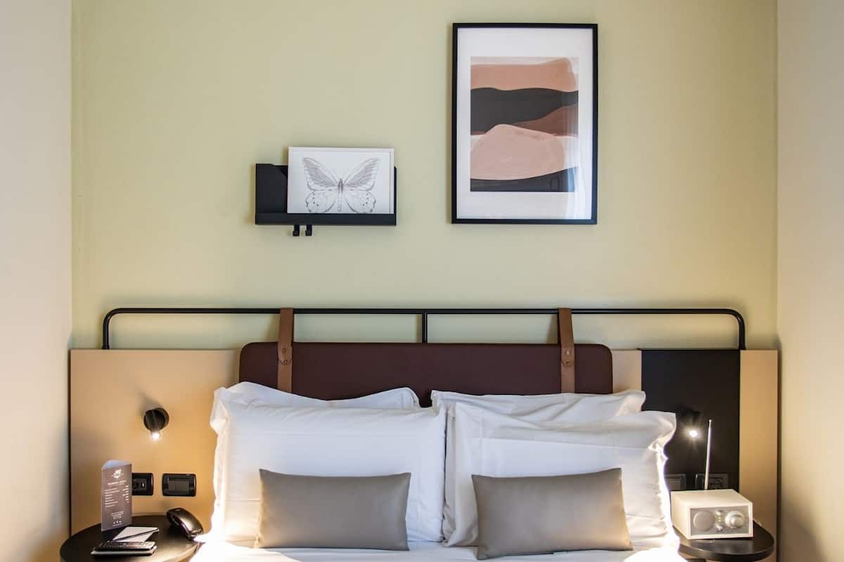 Compact Room | Sängtillbehör av högsta kvalitet, duntäcken och minibar