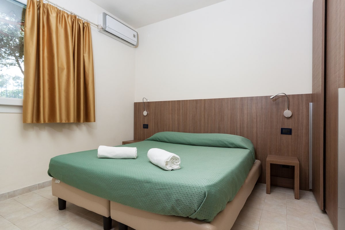 1 bedroom, cribs (surcharge), WiFi (free), bed sheets