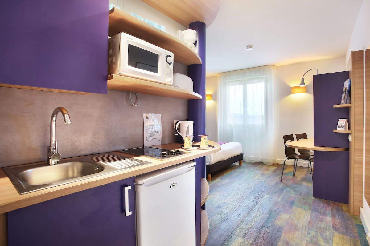 comfort room | private kitchen | fridge, microwave, stovetop, coffee/tea maker