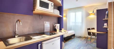 Comfort kamer | Privékeuken | Een koelkast, een microgolfoven, een kookplaat