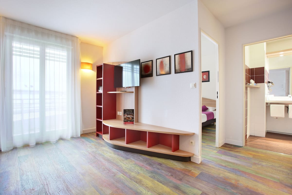 suite prestige | living area | 26-inch flat-screen tv with satellite channels, tv