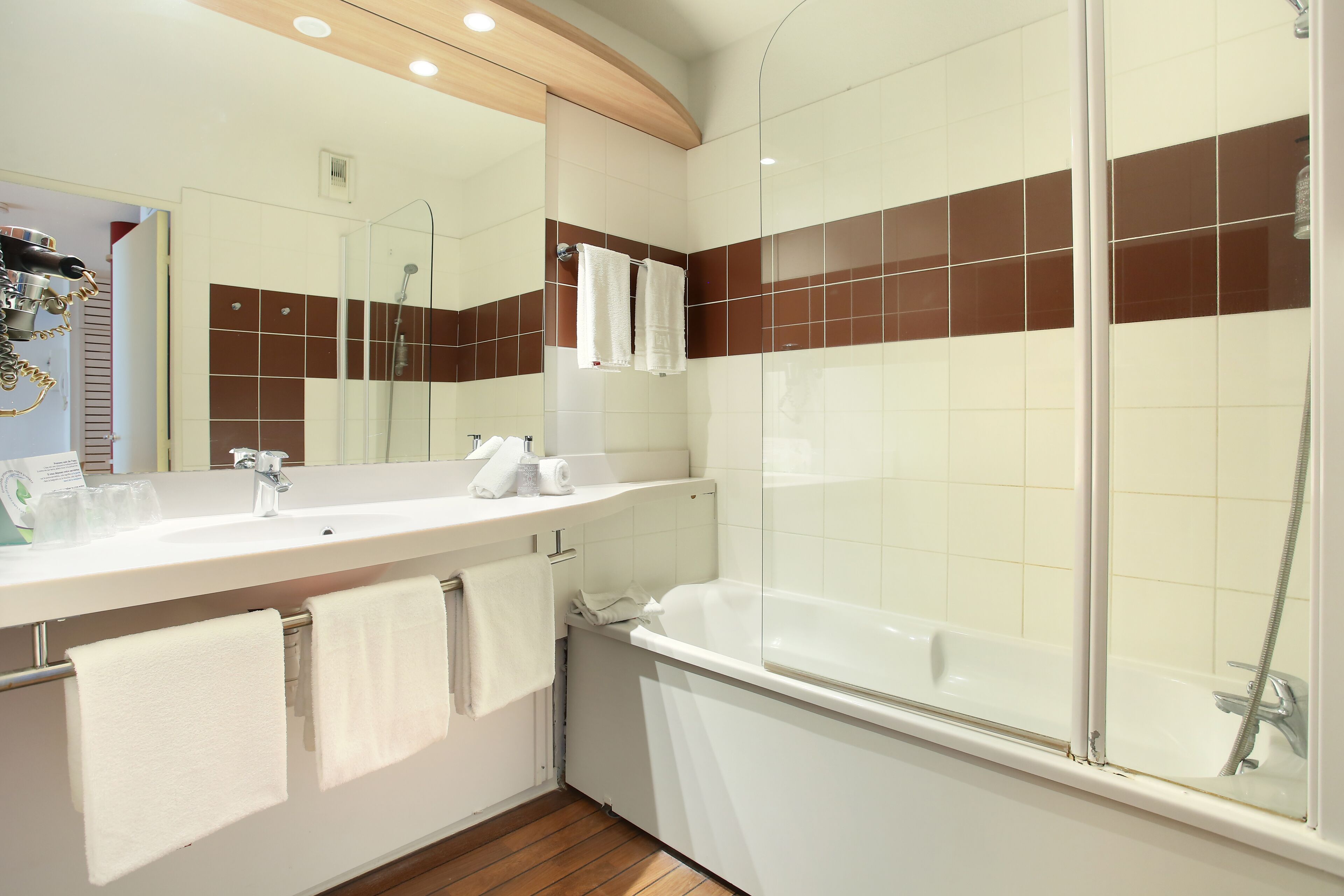 suite prestige | bathroom | hair dryer, towels