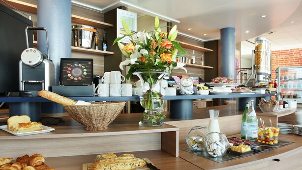 A breakfast buffet with croissants, bread, and pastries. - Suite - Home Orleans Saran (Saran)
