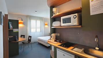 Chambre Double Confort, douche accessible en fauteuil roulant | Cuisine privée