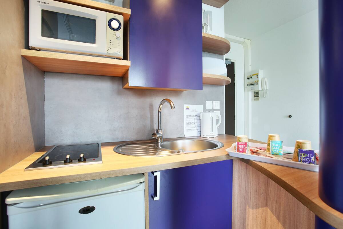 junior suite | private kitchen | fridge, microwave, stovetop, coffee/tea maker