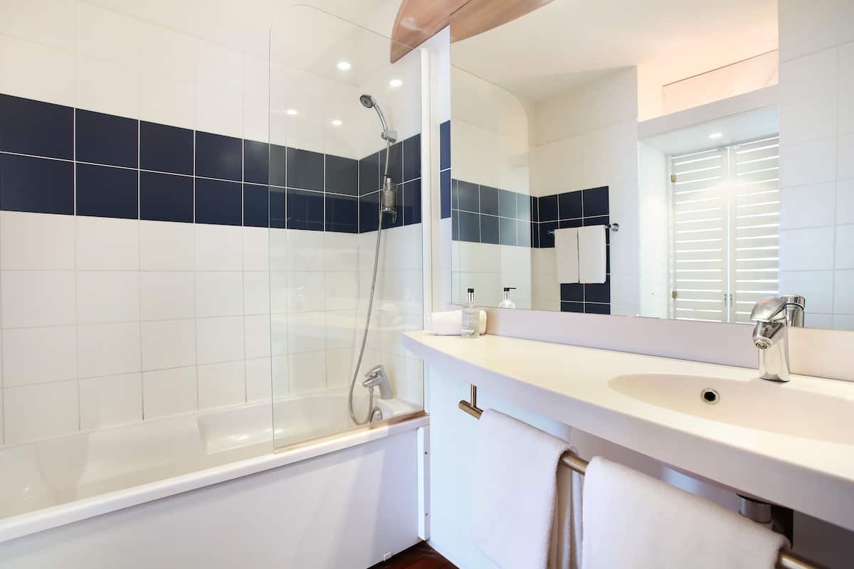 junior suite | bathroom | hair dryer, towels