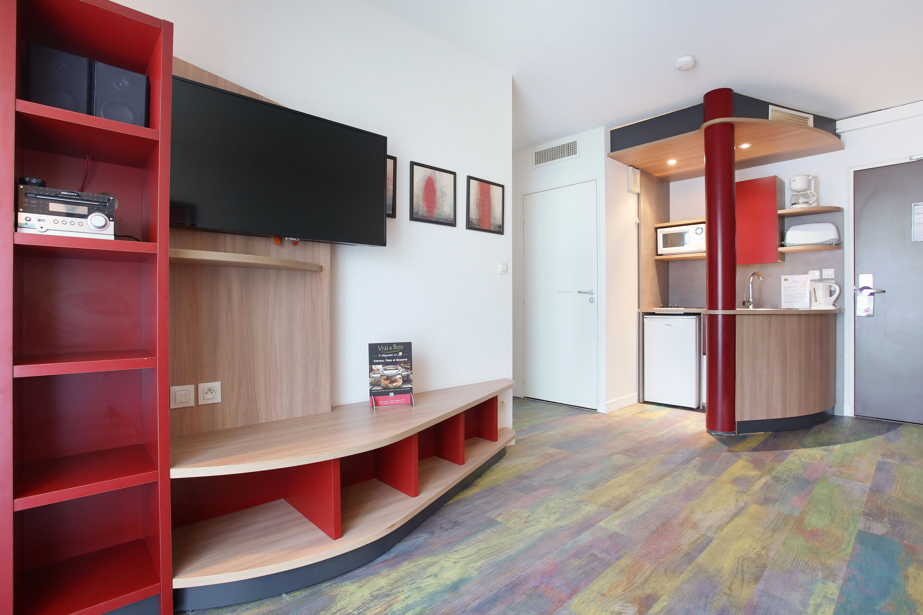 suite prestige | private kitchenette | fridge, microwave, stovetop, coffee/tea maker