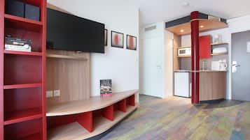 Suite Prestige | Cocineta privada | Refrigerador, microondas, parrilla de estufa y cafetera y tetera