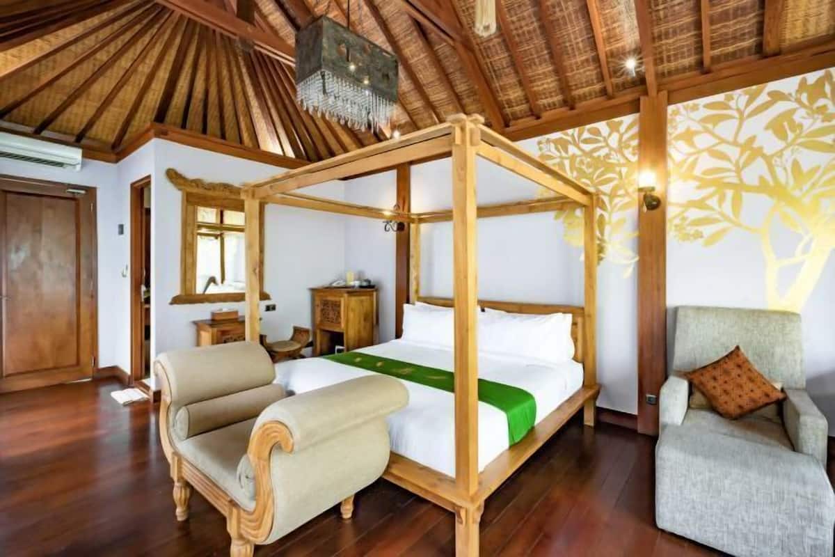 Premium bedding, free minibar, in-room safe, desk