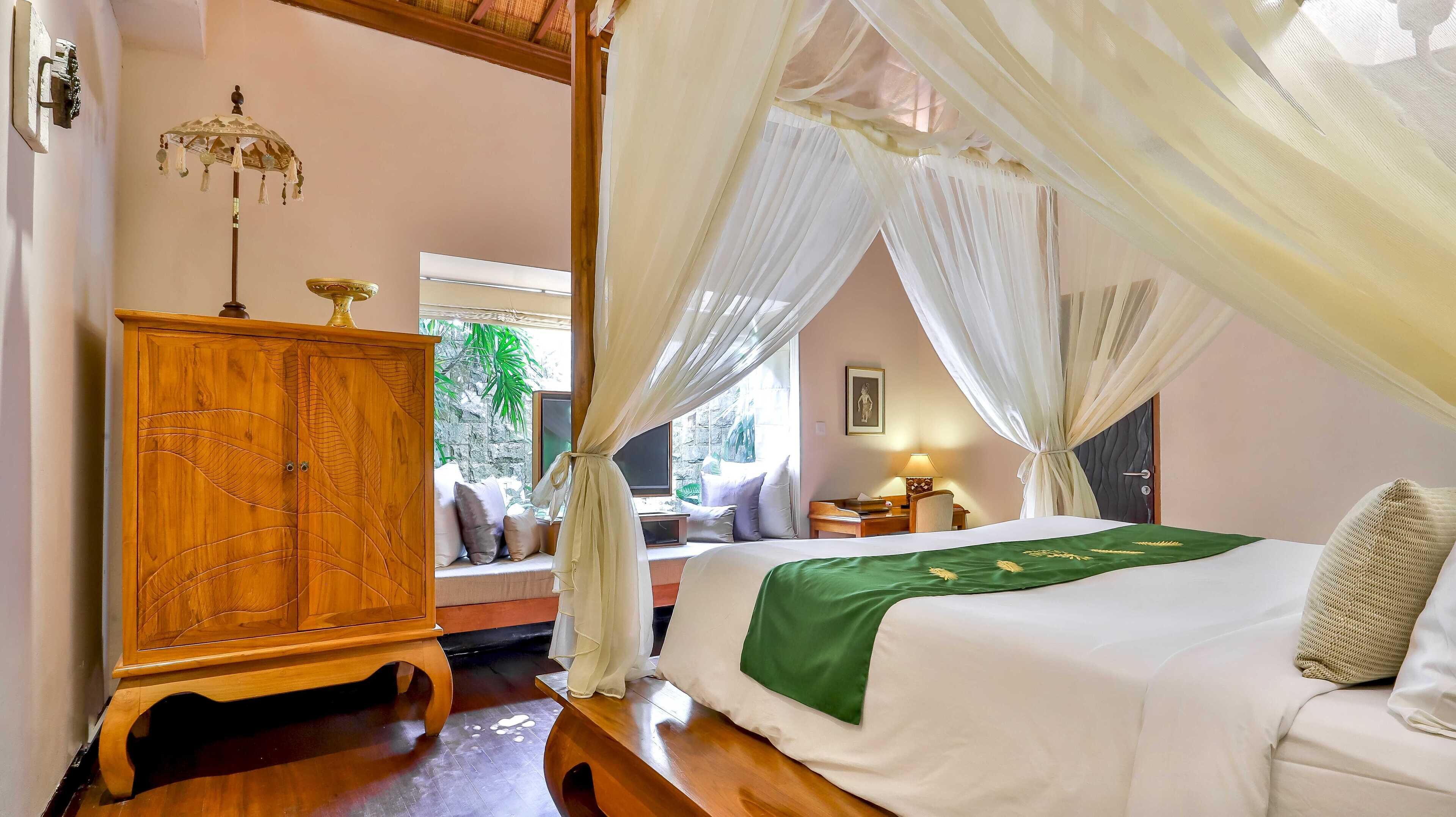 premium bedding, free minibar, in-room safe, desk