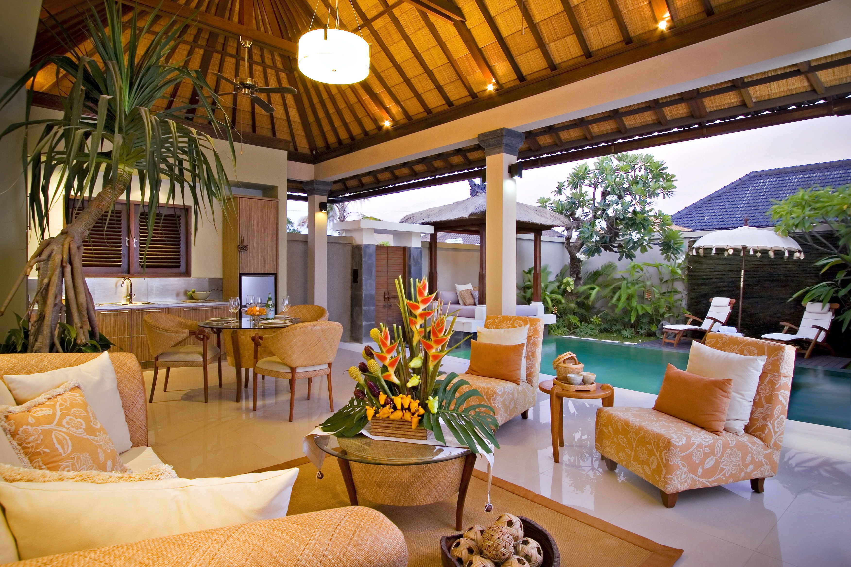 Un amplio espacio interior con piscina, asientos cómodos y zona de comedor.
