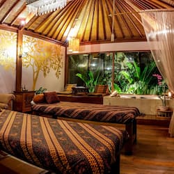 Couples treatment rooms, body treatments, aromatherapy, body wraps