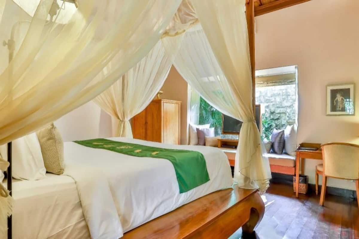 Seprai premium, minibar gratis, brankas, dan meja kerja