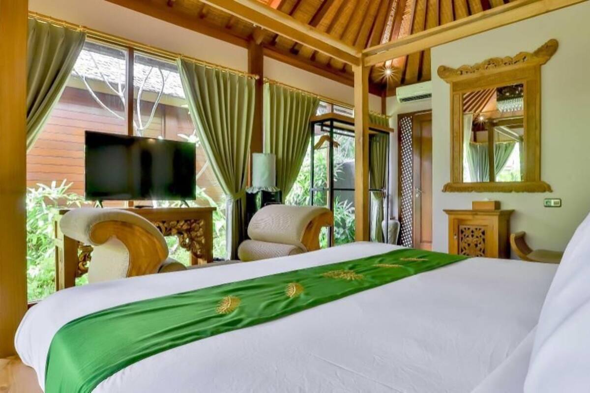 Seprai premium, minibar gratis, brankas, dan meja kerja