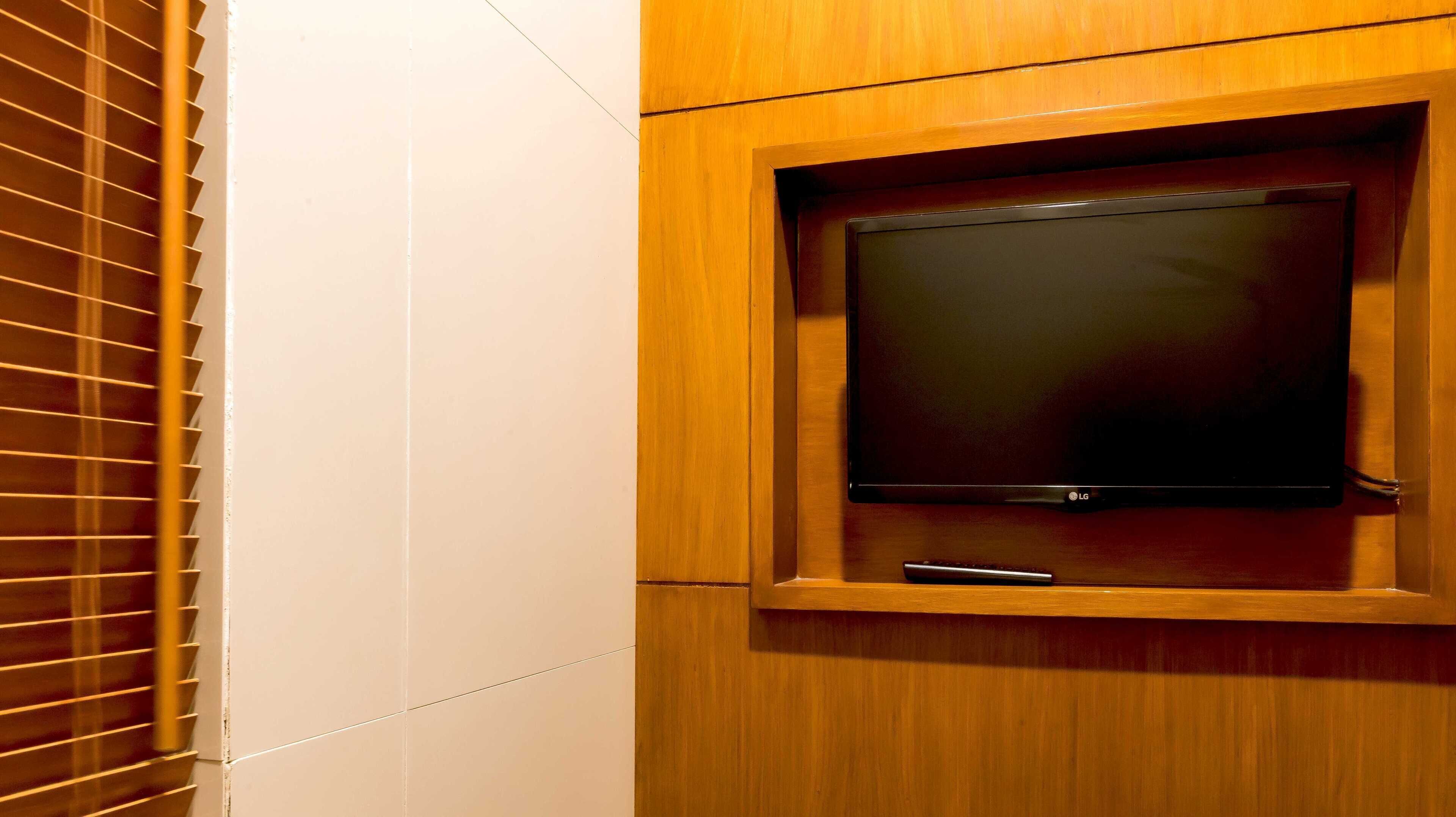 premium bedding, free minibar, in-room safe, desk