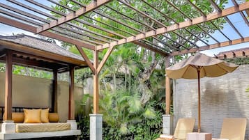 Premium bedding, free minibar, in-room safe, desk