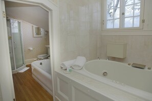 Habitación, baño privado (Mary Michele) | Escritorio y wifi gratis