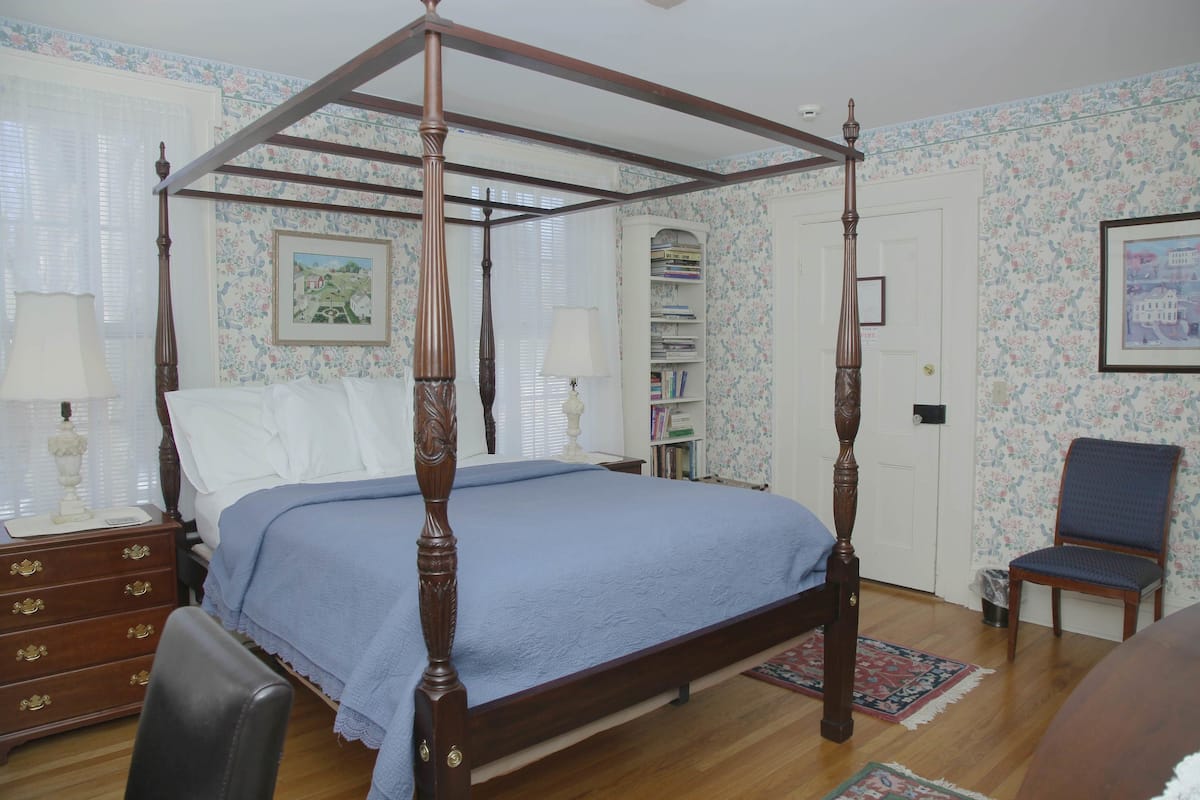 Habitación, baño privado (Jacqueline Dores) | Escritorio y wifi gratis