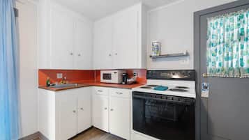 Basic Cottage, Multiple Beds, Non Smoking | Private kitchen | Mini-fridge, microwave