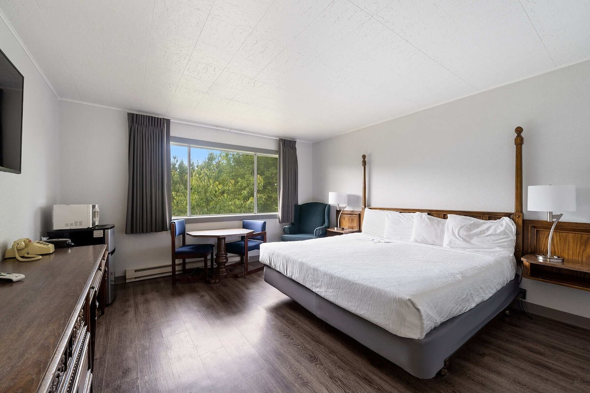 Basic Room, 1 King Bed, Non Smoking | 1 bedroom, free WiFi, bed sheets