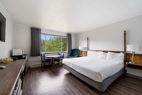 Basic Room, 1 King Bed, Non Smoking | Free WiFi, bed sheets