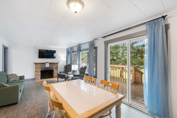 Basic Cottage, Multiple Beds, Non Smoking | Living area