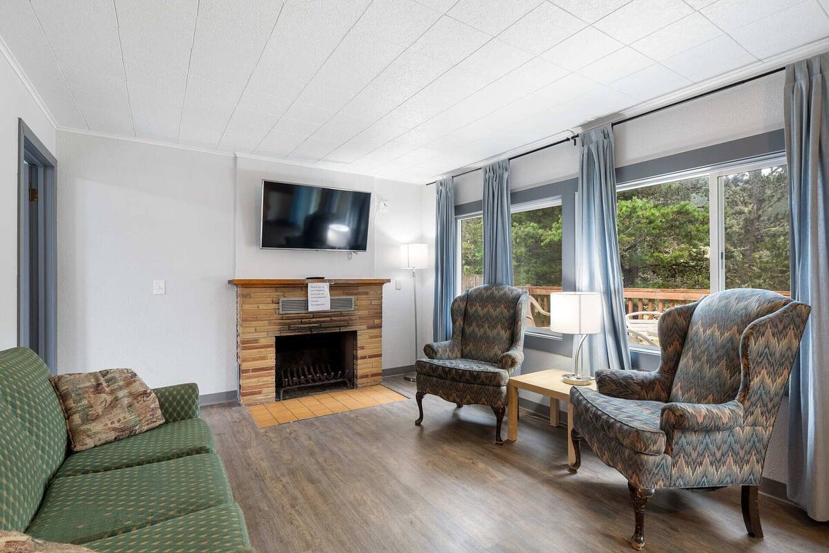 Basic Cottage, Multiple Beds, Non Smoking | Living area