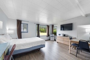 Basic Room, 1 Queen Bed, Non Smoking - Our Place at the Beach (Long Beach)