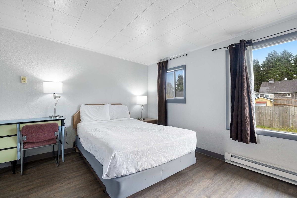 Basic Room, 1 Queen Bed, Non Smoking | 1 bedroom, free WiFi, bed sheets
