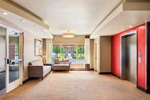 Lobby sitting area - Ledgestone Suites Hotel Yakima (Yakima)
