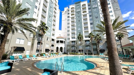 Una piscina al aire libre