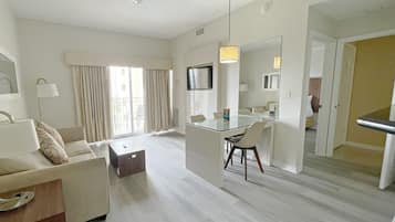 Deluxe 1 Bedroom Suite with Spa Bath and Full Kitchen  | Een minibar, een kluis op de kamer, een bureau, verduisterende gordijnen