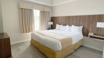 Minibar, safe på rommet, skrivebord og blendingsgardiner