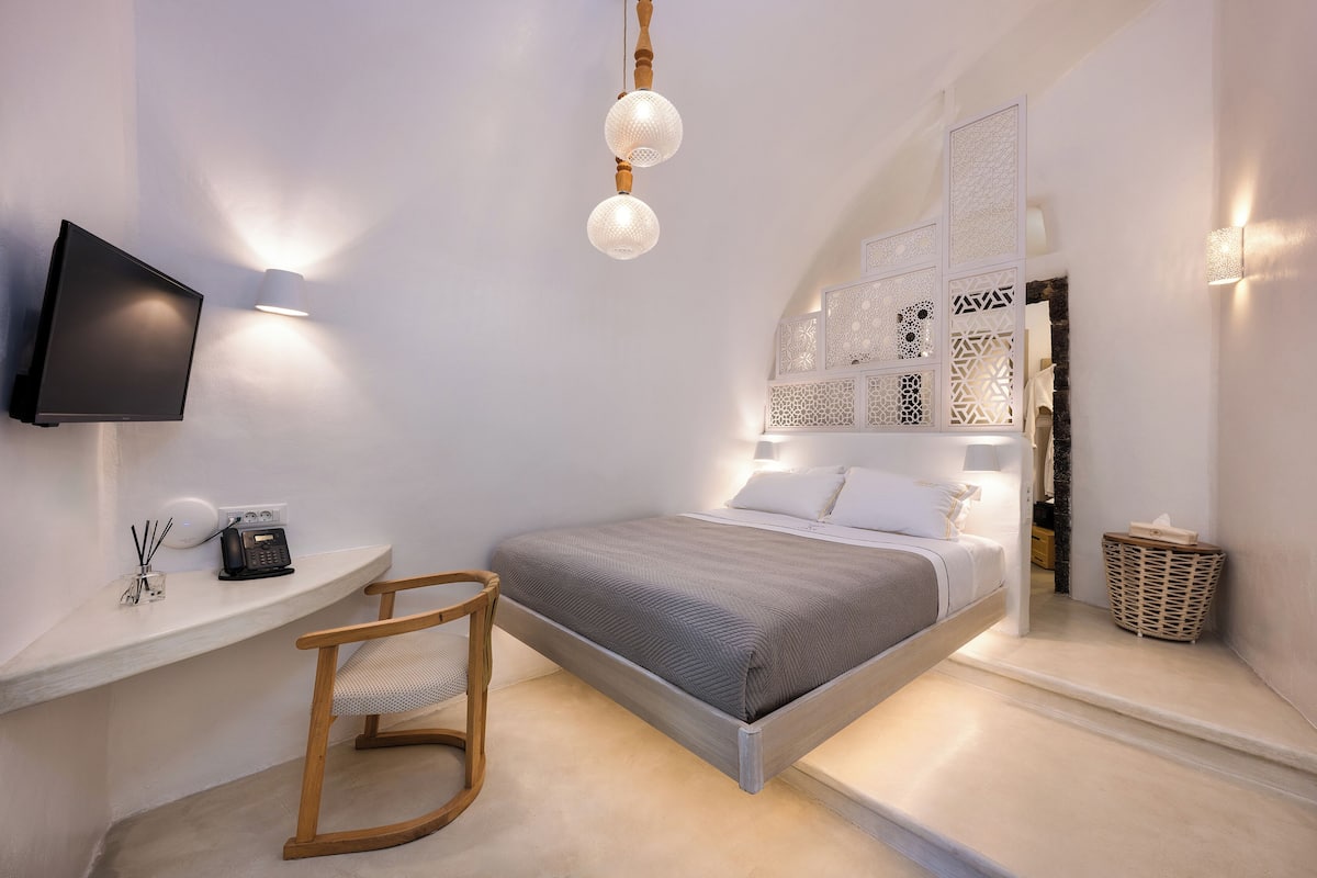Cozy Suite indoor jacuzzi shared balcony | Italienske Frette-laken, sengetøy av topp kvalitet og memory foam-senger