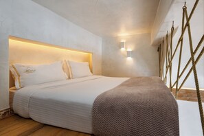 Frette Italian sheets, premium bedding, memory foam beds, minibar - Athina Luxury Suites (Santorini)