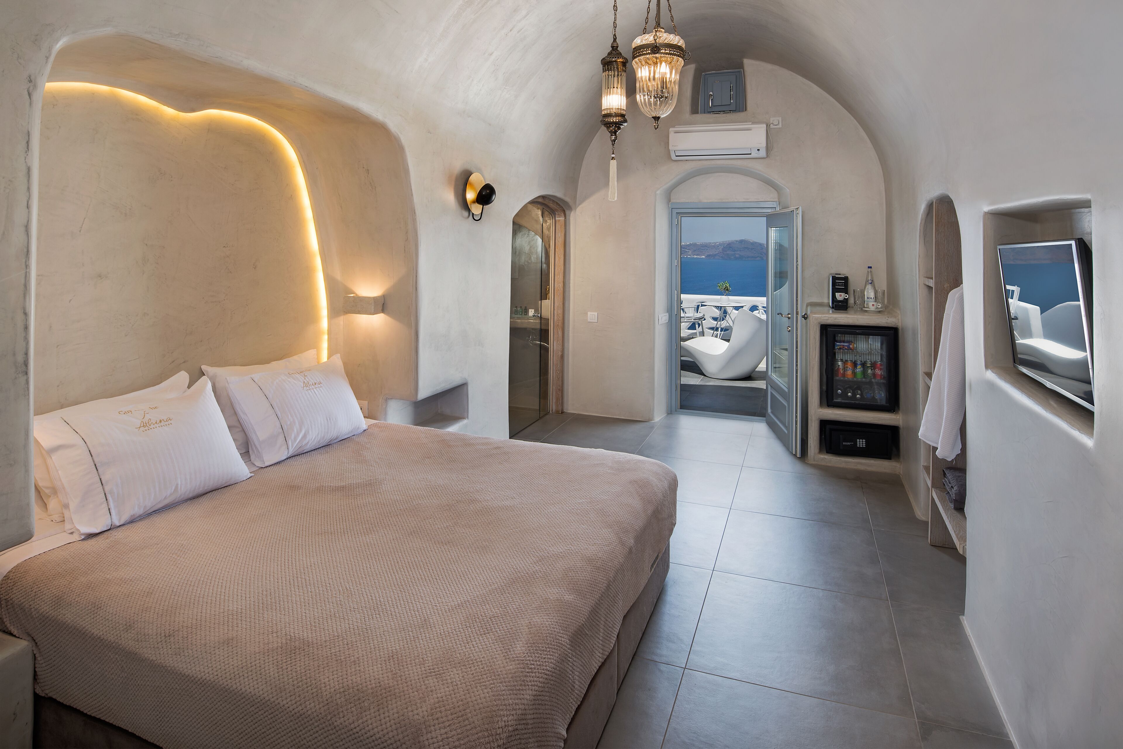 Honeymoon Suite with outdoor Hot Tub | 意大利 Frette 床单、高档床上用品、记忆海绵床垫、迷你吧