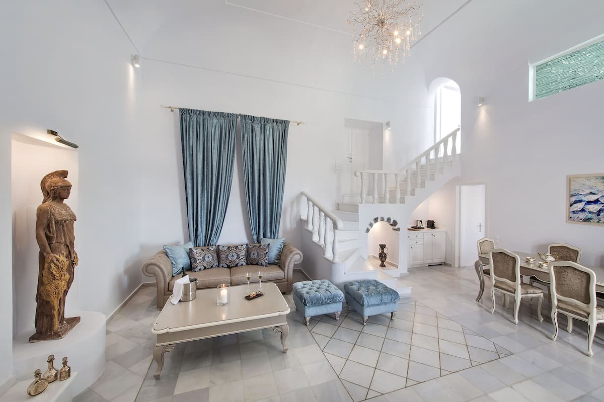 Royal Suite with Outdoor Hot Tub | Italienske Frette-laken, sengetøy av topp kvalitet og memory foam-senger